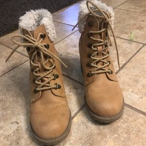 Lace up heeled booties!